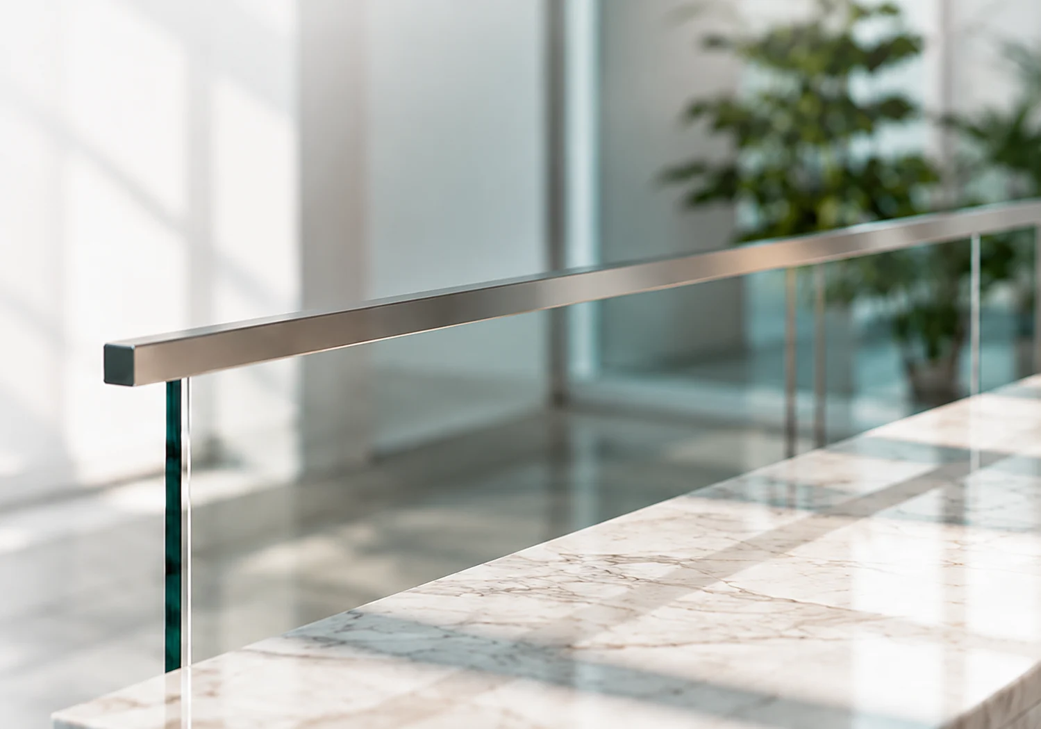 Gepflegter Büro-Boden mit Glasgeländer